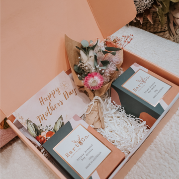 Gift Box: 2 Small Candles & Dried Floral Bouquet
